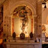 Una di queste accoglie la statua di San Michele, realizzata all�inizio del 500 da Stefano da Putignano, artista che si occup� in quegli anni del restauro dell�intero complesso